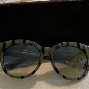 Excellent pre-loved condition. Gucci GG 3757